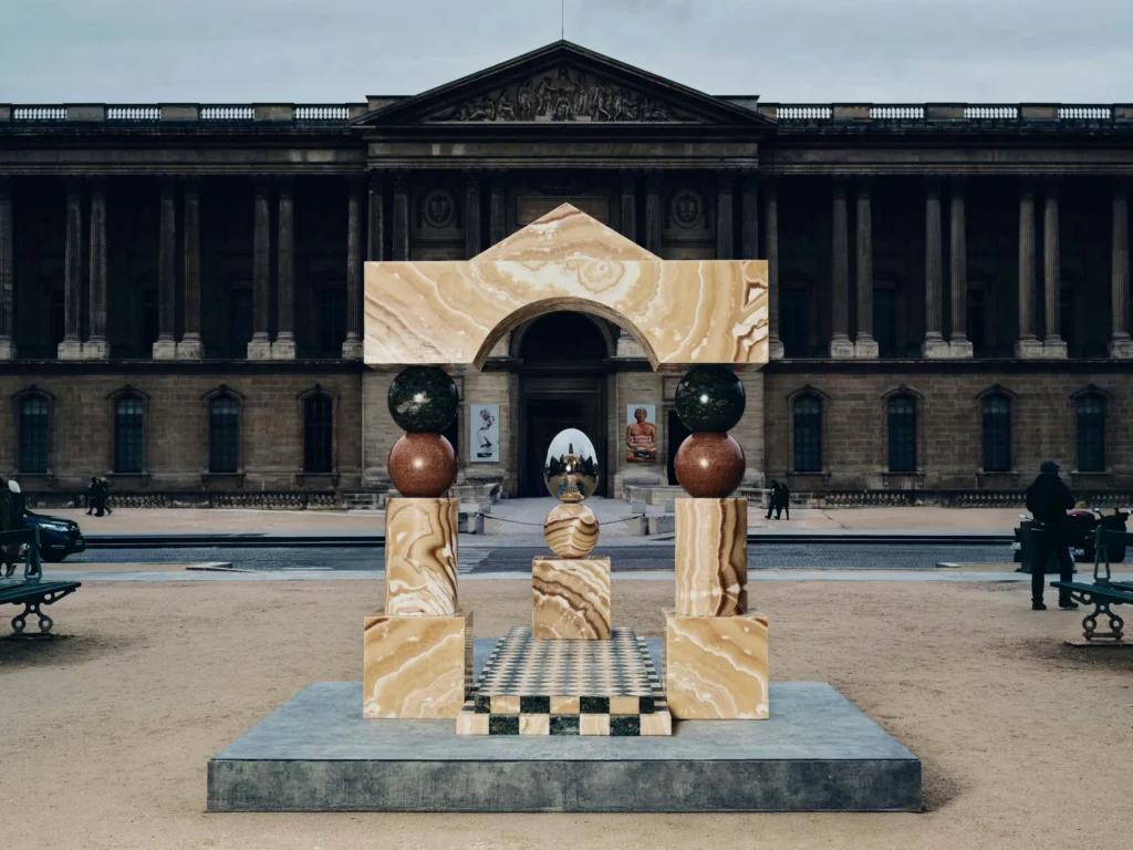 Pilar Zeta ergue portal monumental diante do Louvre e reativa a memória do Egito Antigo em pleno coração de Paris