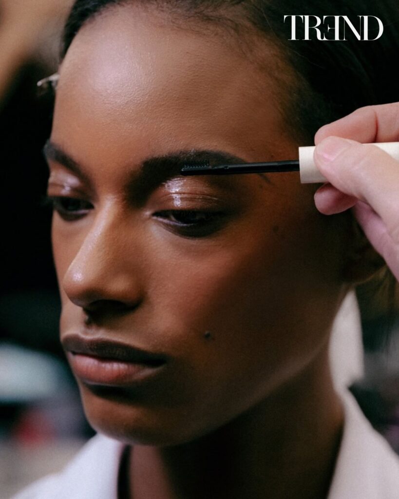 Beleza escultural: o make gráfico do desfile de Victoria Beckham para o inverno 2026–2027
