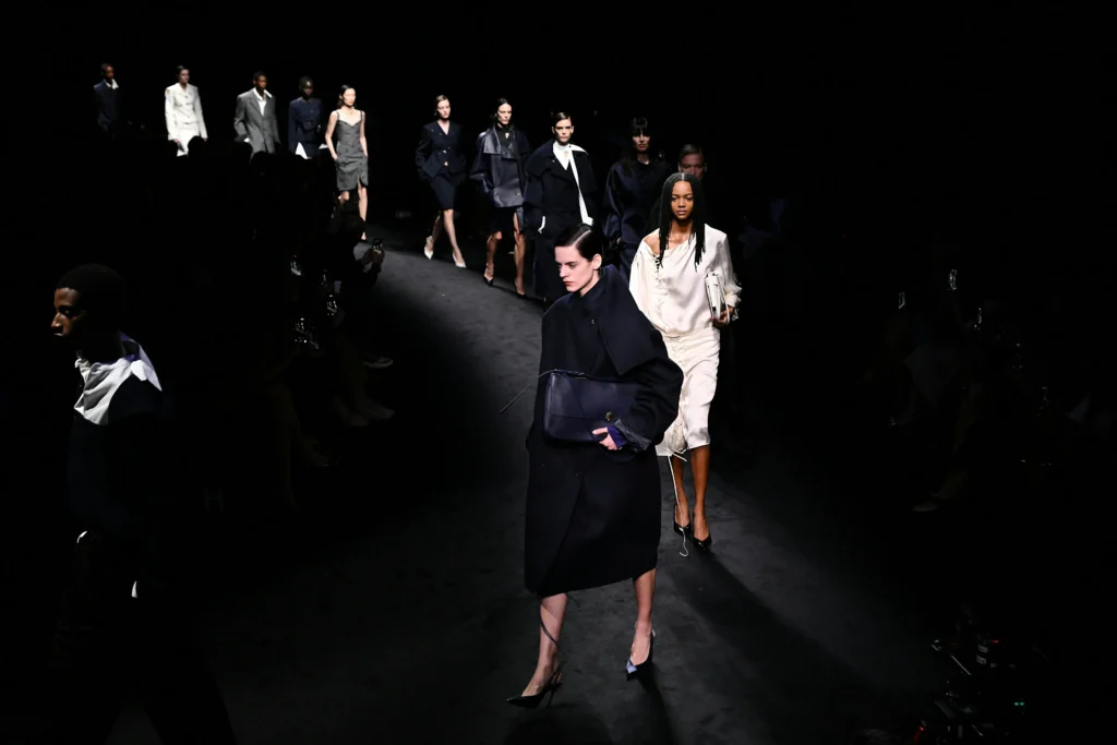 Ferragamo revive o espírito dos speakeasies em coleção marcada por travessias e liberdade