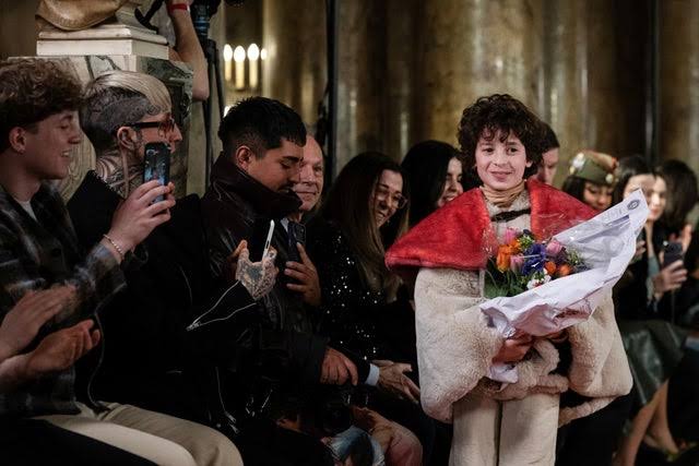 Aos 9 anos, Max Alexander se torna o estilista mais jovem a desfilar na Paris Fashion Week