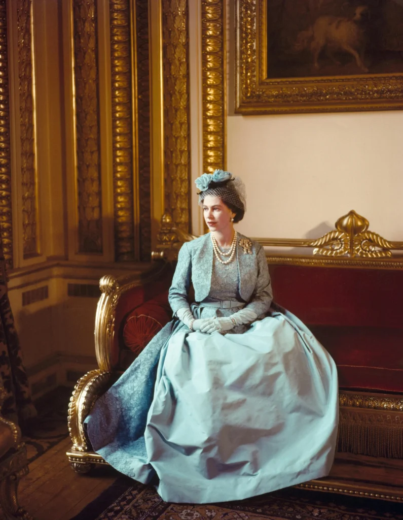 NO PALÁCIO DE BUCKINGHAM, A MAIOR EXPOSIÇÃO DE TODOS OS TEMPOS SOBRE ELIZABETH II E MODA