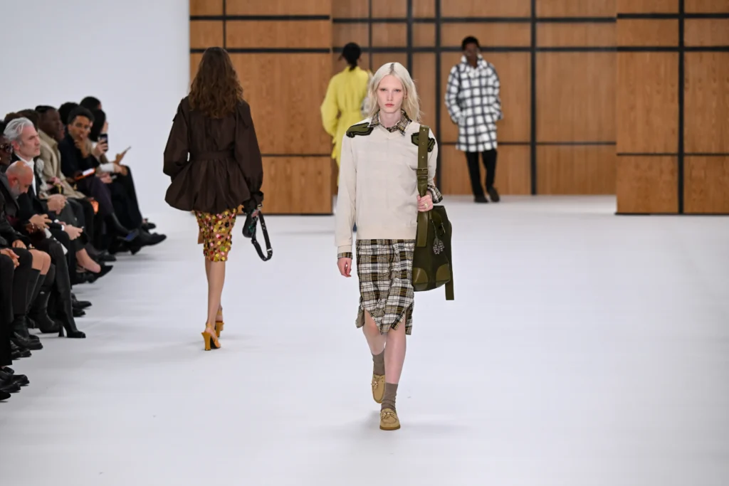 Burberry marca seus 170 anos com colaboração inédita de Celia Birtwell na Primavera-Verão 2027