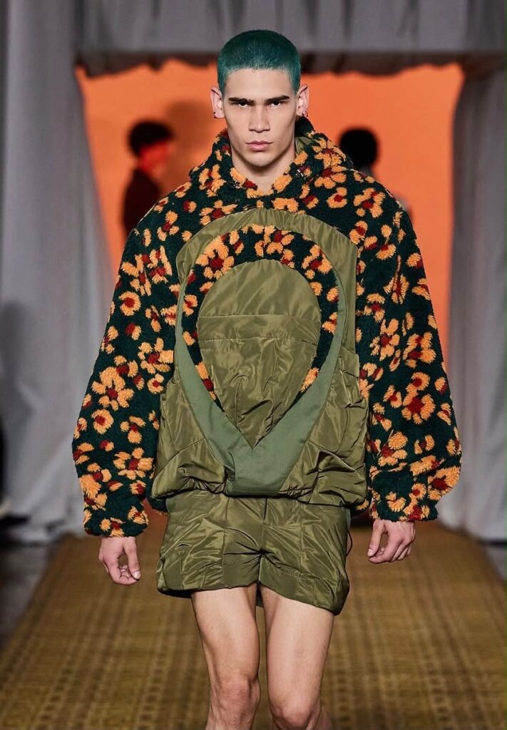 Alexandre Herchcovitch abre o SPFW 2026 com uma leitura autoral do boho, entre romantismo, fetiche e rigor estético