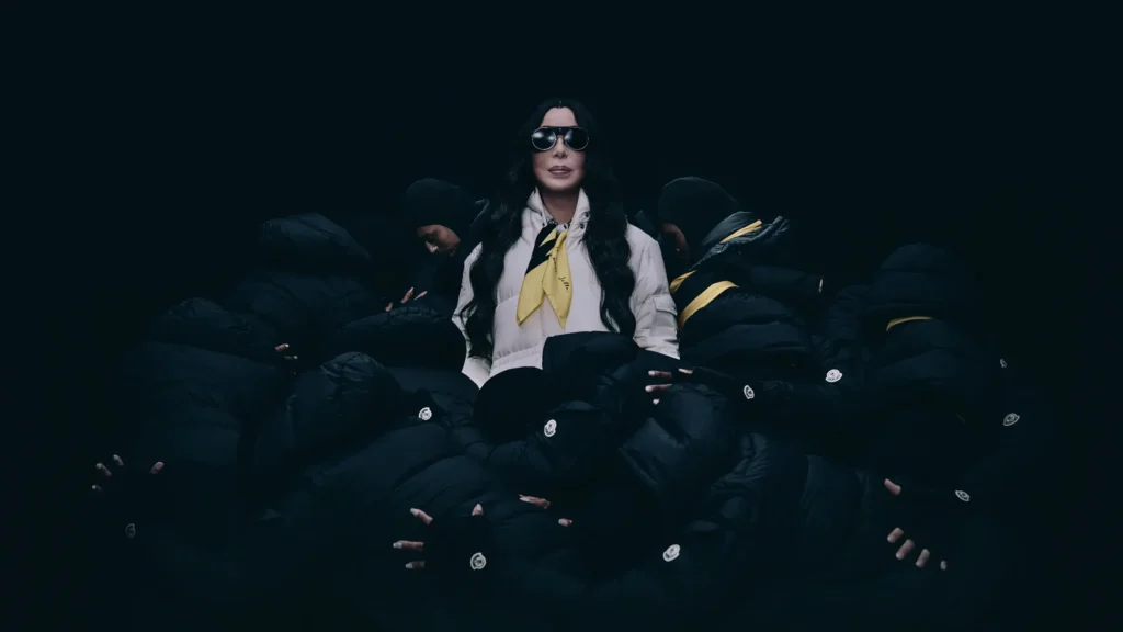 Moncler Re/Icons: Cher, Jennie e Grace Jones celebram a arte de desafiar o próprio tempo